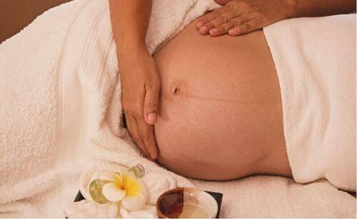 Massage à l'huile neutre adapté à la future maman