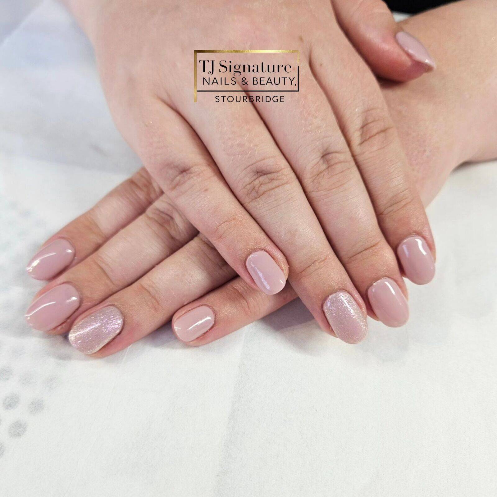 Minimalistic nail love 🤍 Using Gelish 'Gardenia my heart'