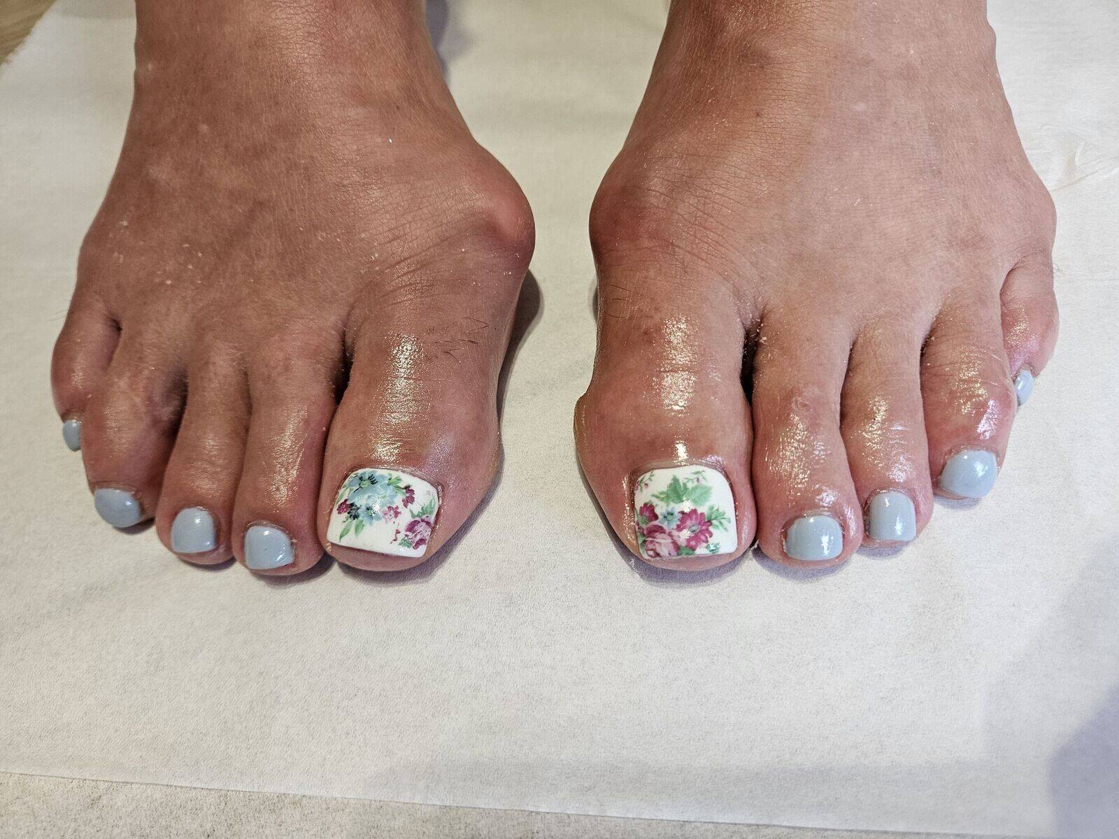 Embrace the elegance of floral designs that add a touch of nature's charm to your nails! 🪷 Using Gelish 'sweet morning breeze' 