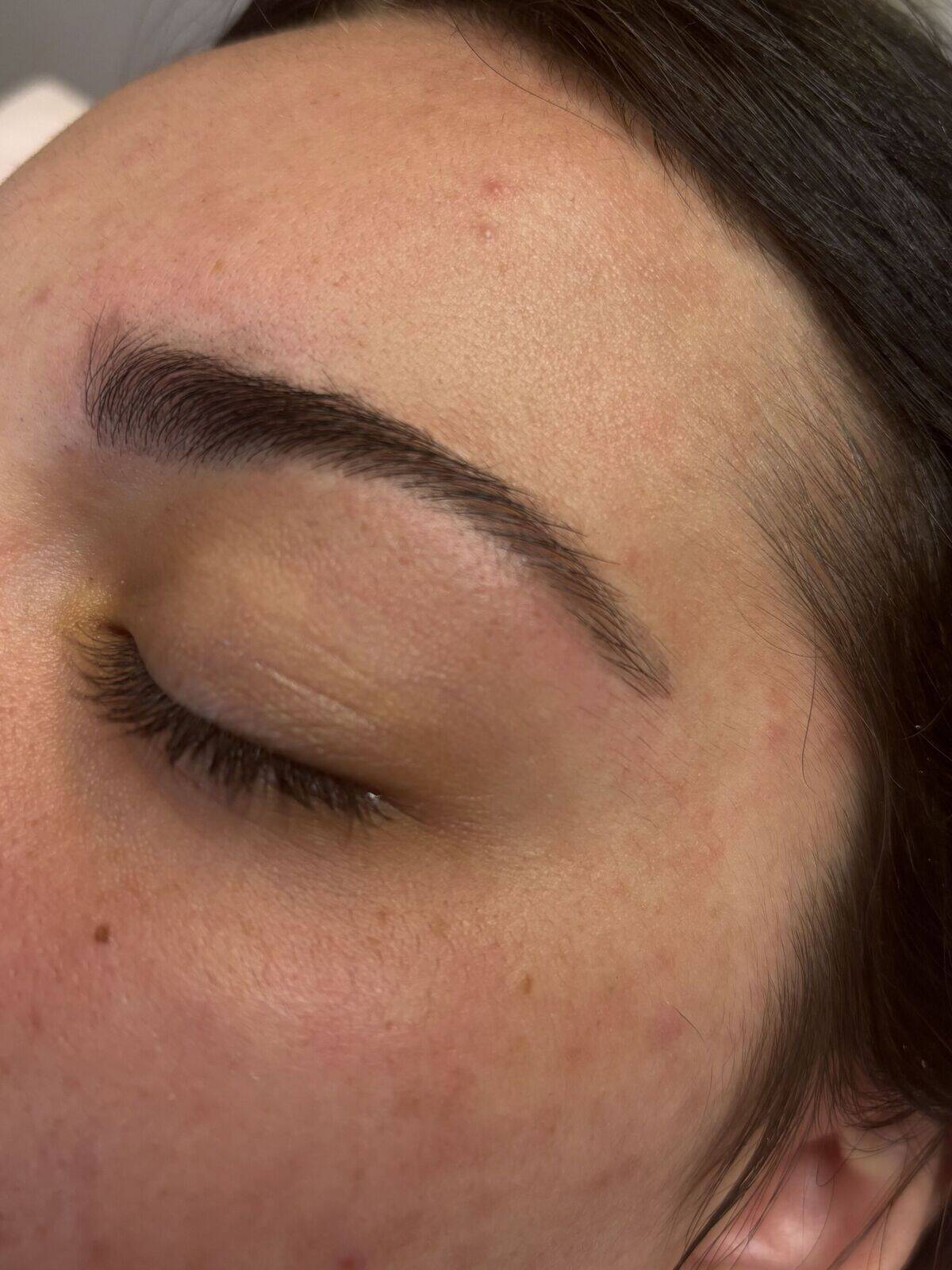 Browlift et teinture