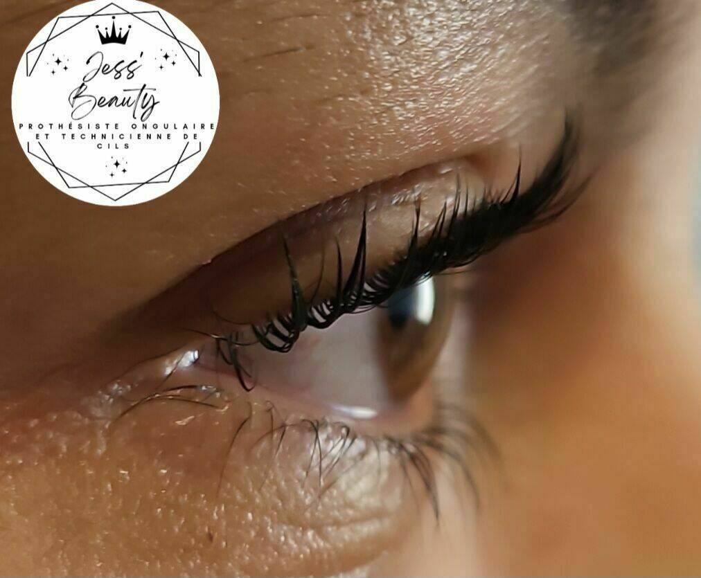 Réhaussement de cils avec coloration 