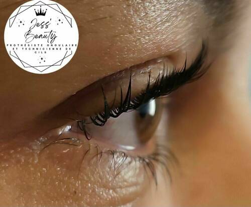 Réhaussement de cils avec coloration 