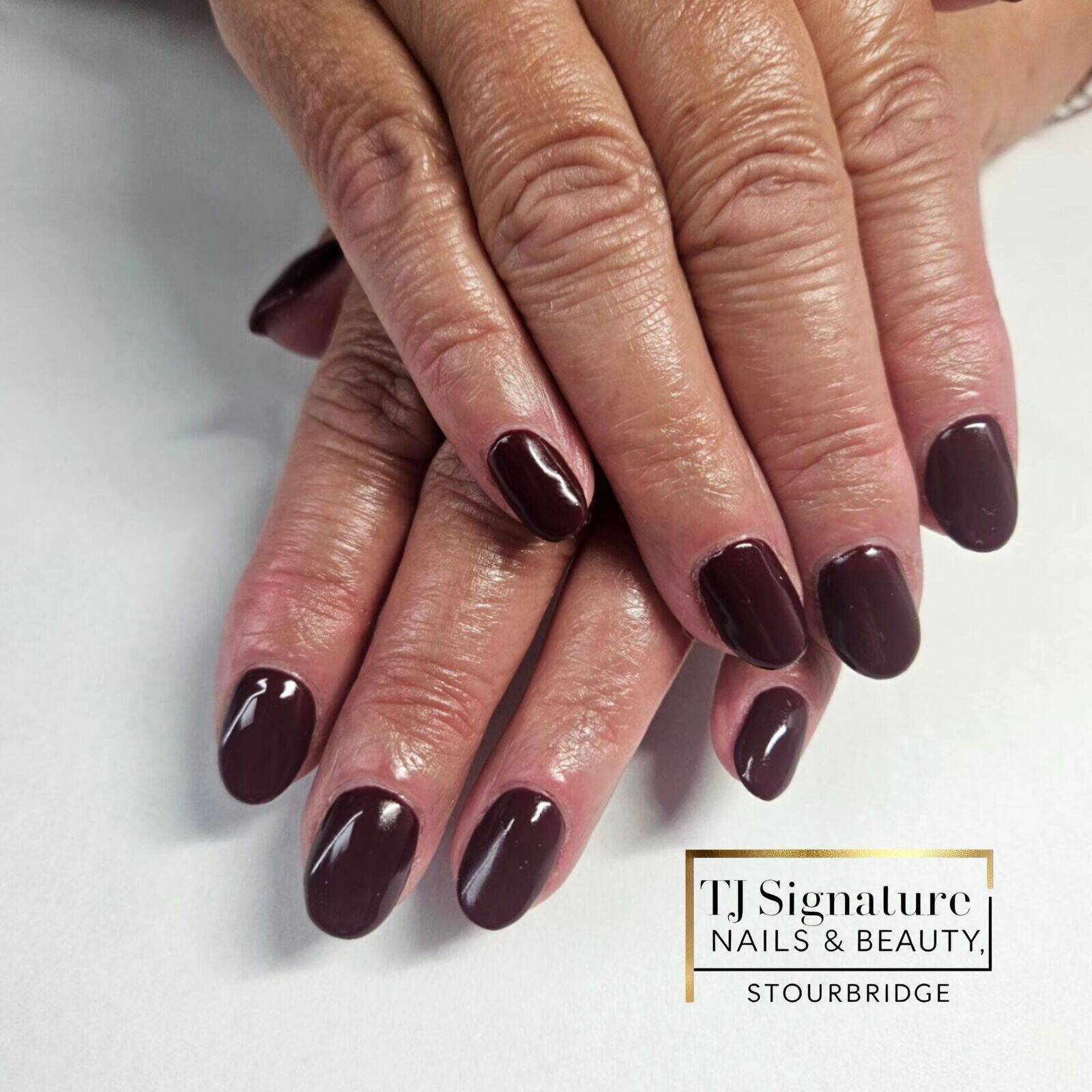 Sophisticated nails in a glossy burgundy – the ultimate autumn look.