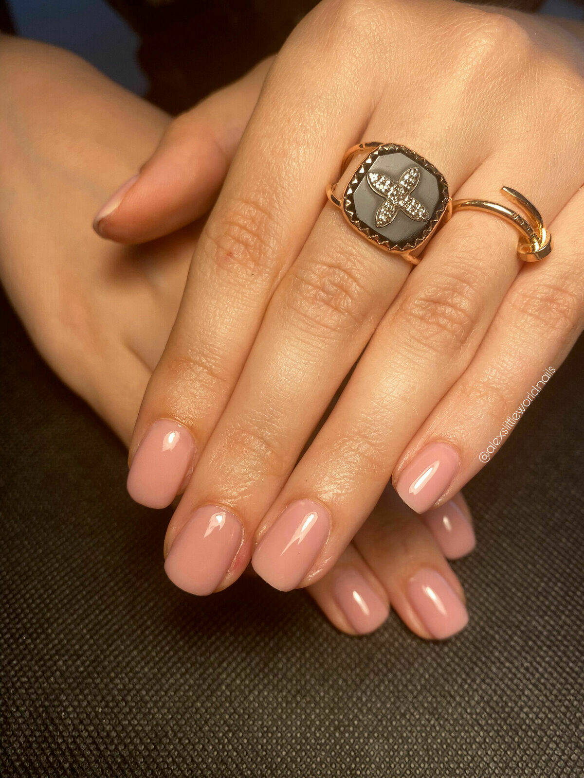 Gainage à la Mineral Base Sophisticated sur Ongles Naturels 