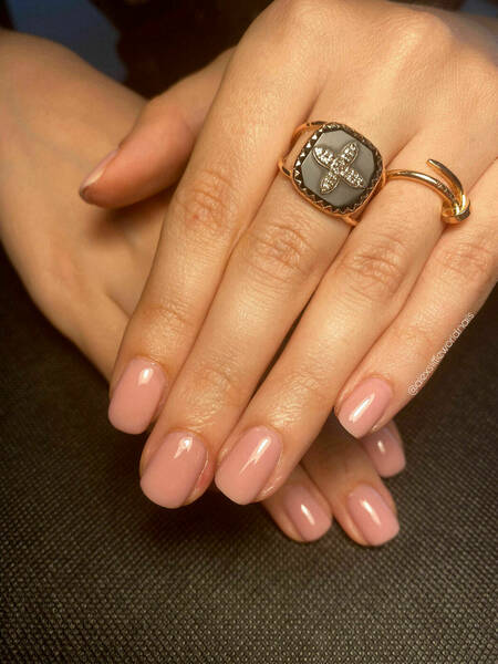 Gainage à la Mineral Base Sophisticated sur Ongles Naturels 