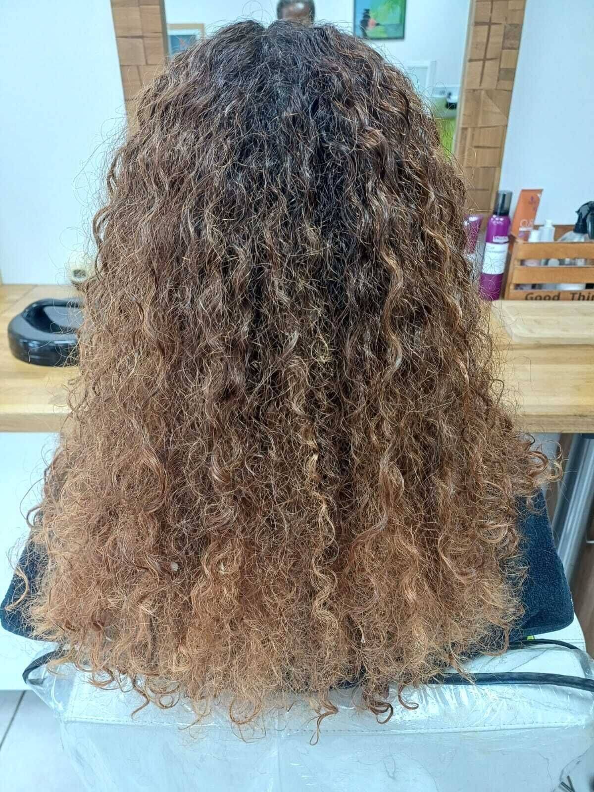 Soin hydratant Terra Coco sur cheveux frisés/ Avant