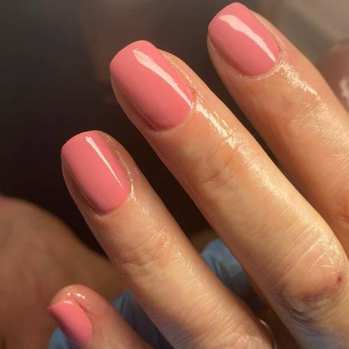 Such a pretty gel manicure those nail beds ! 