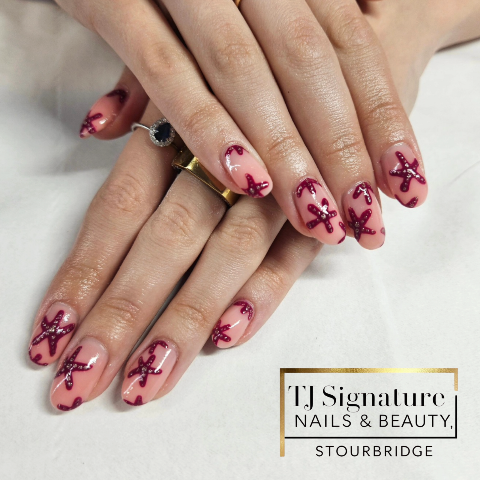 Nude base with bold pink stars – chic with a touch of fun.
