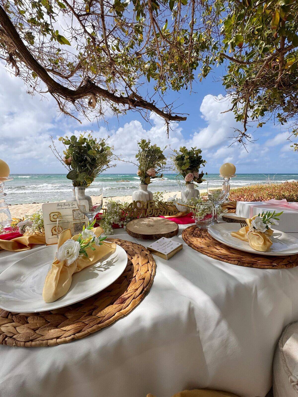 BRUNCH DRESSÉ AVEC COUSSINS