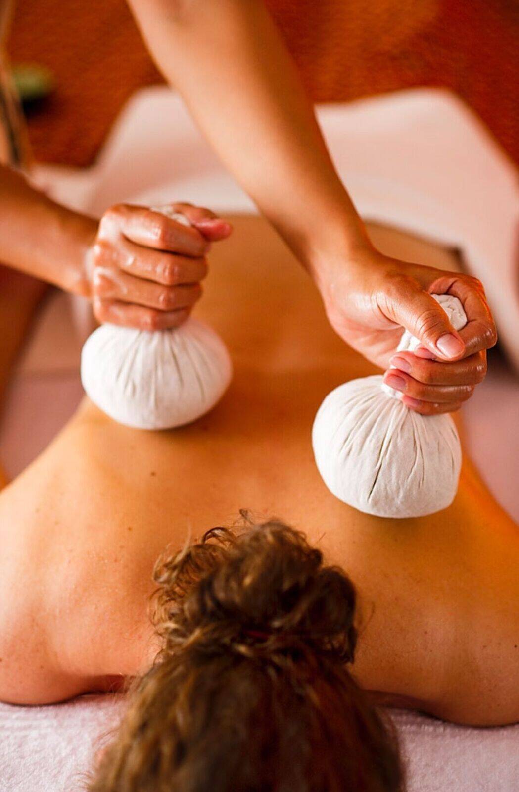 Kräuterstempel Massage