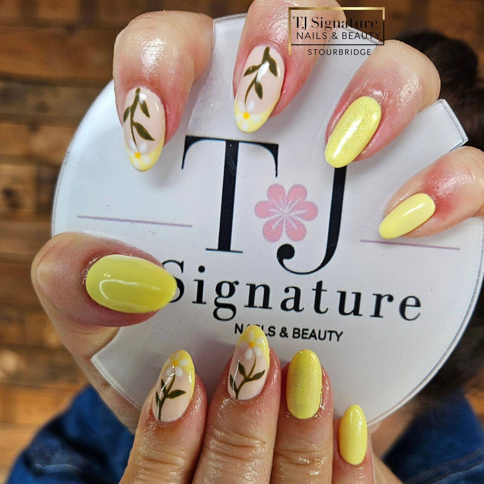 Simple, sweet and perfectly yellow 💛 Using Gelish 'A tribe called cool' & 'Curls and Pearls' as the base