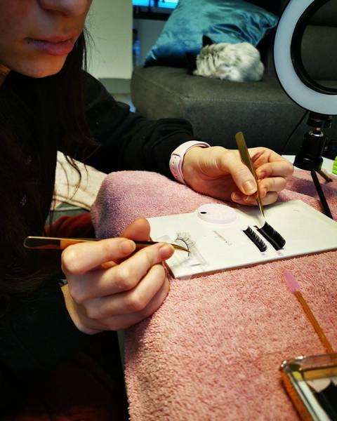 Isn't she lucky she will end lockdown with a new skill #lashes #luckydaughter #newskills #preenadonna #classiclashes #tattilashes