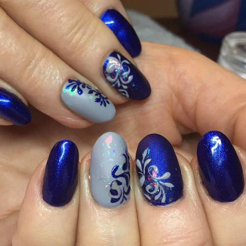 Yes, you guessed it, it’s my favourite colour of this month. #lupin from @NailchemyUK with flakes and a little design. Plus matte top coat as well, this colour just works for everything.