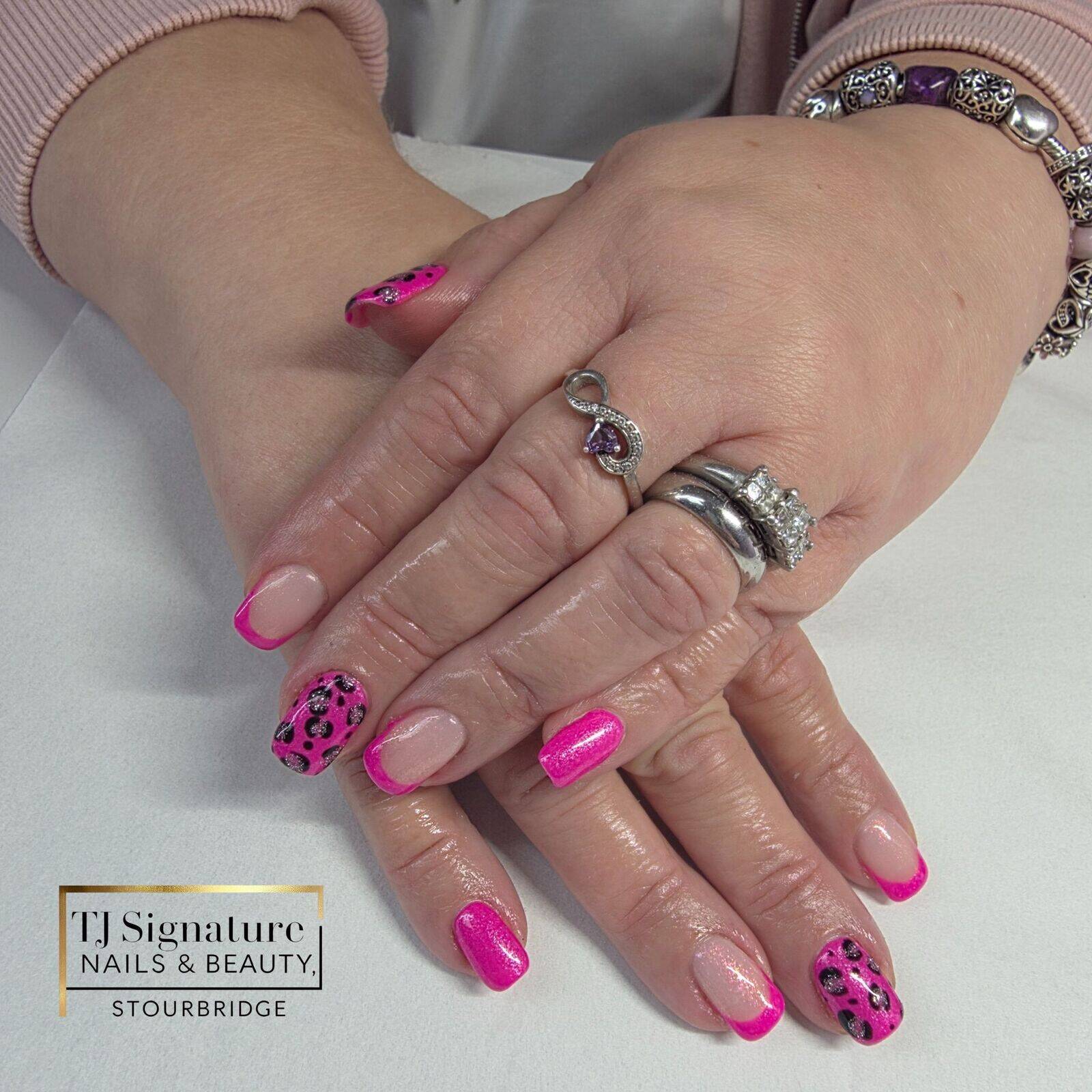 ✨ Bold, bright & beautiful! ✨ A mix of hot-pink sparkle, leopard accents, and a sleek French finish – the perfect blend of fun and fierce.