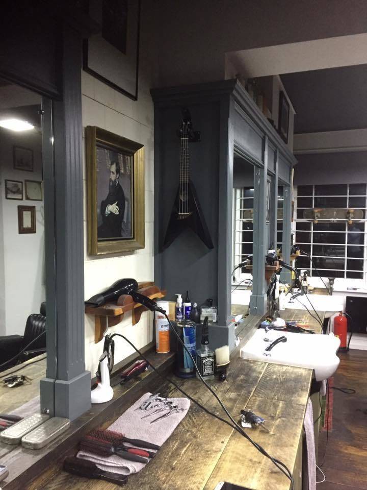 Many thanks to Phill Hayes for the Flying V Uke it’s found the perfect spot ✂️