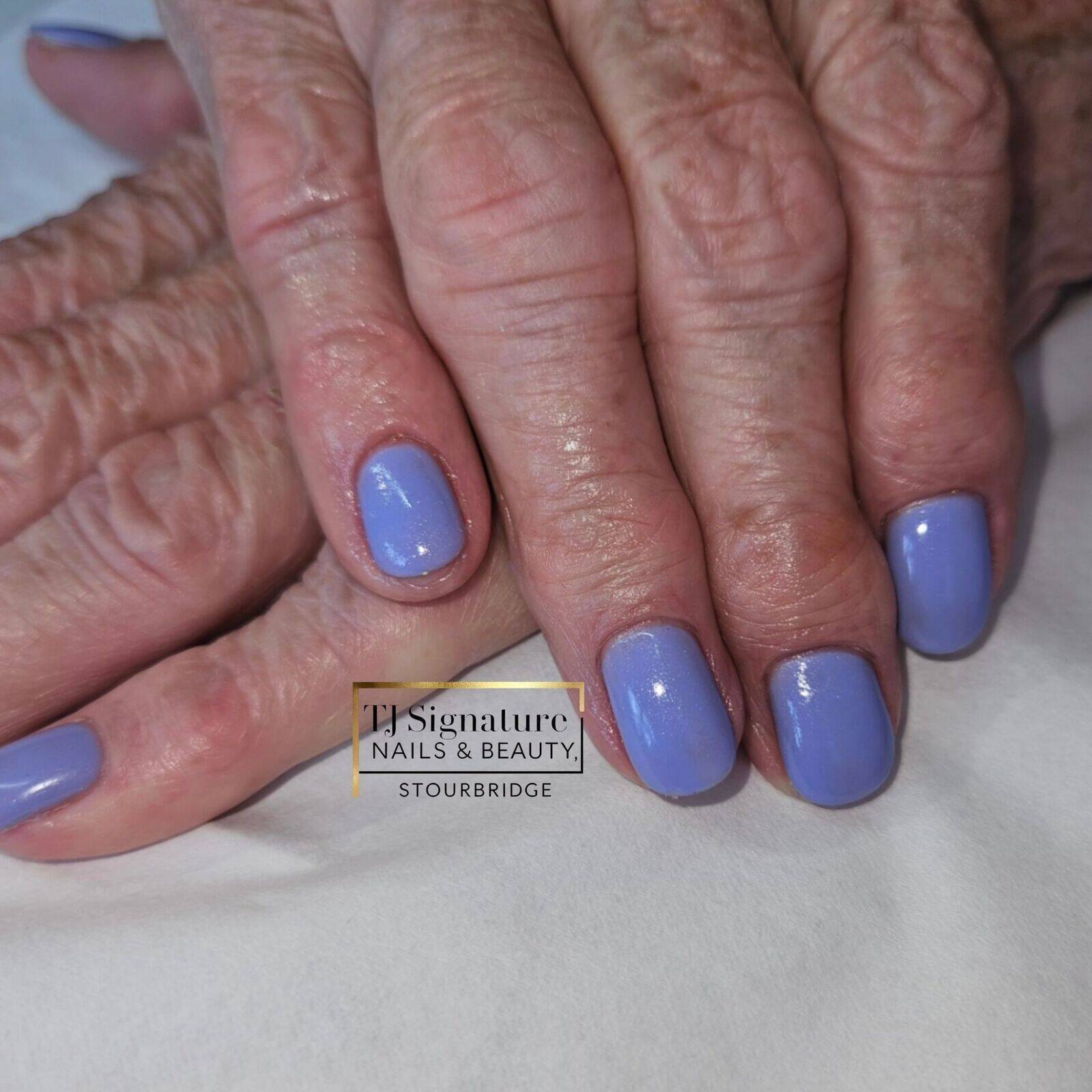 Gel manicure: strength and style, all in one! 💜