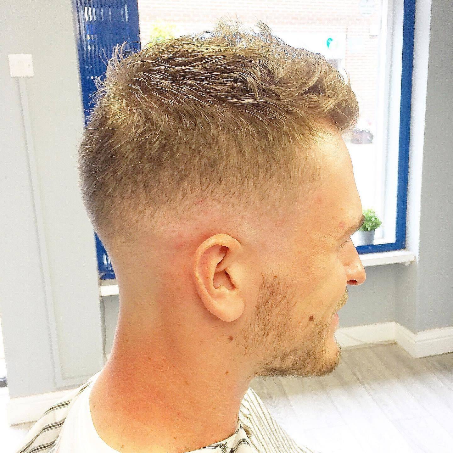 ✂️ Low skin fade, messy on top for @jakejenkins0 today..

#skinfade #barbershop #fade #dursley #cam #barberconnect
