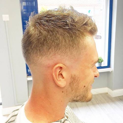 ✂️ Low skin fade, messy on top for @jakejenkins0 today..

#skinfade #barbershop #fade #dursley #cam #barberconnect