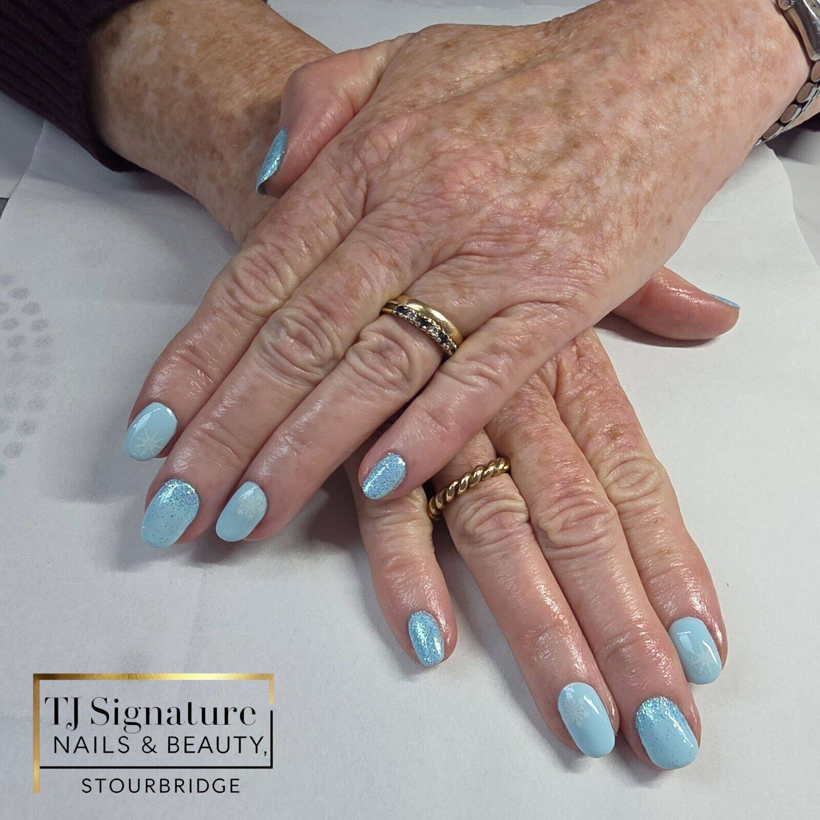 A soft icy-blue winter set with delicate snowflakes and a subtle shimmer — a beautifully frosty look perfect for December.