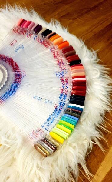 Plus de 200 couleurs de vernis 