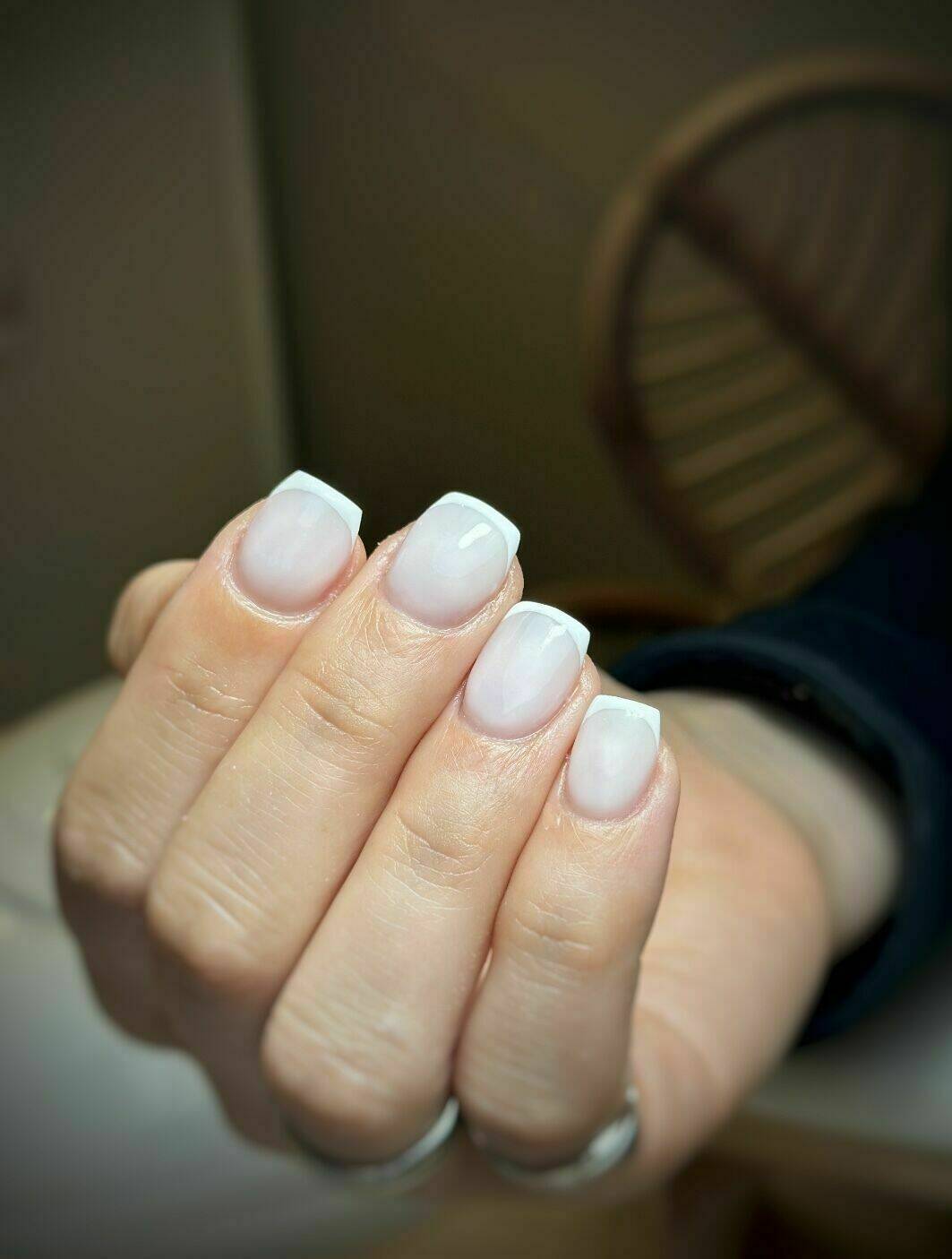 French sur un blanc laiteux