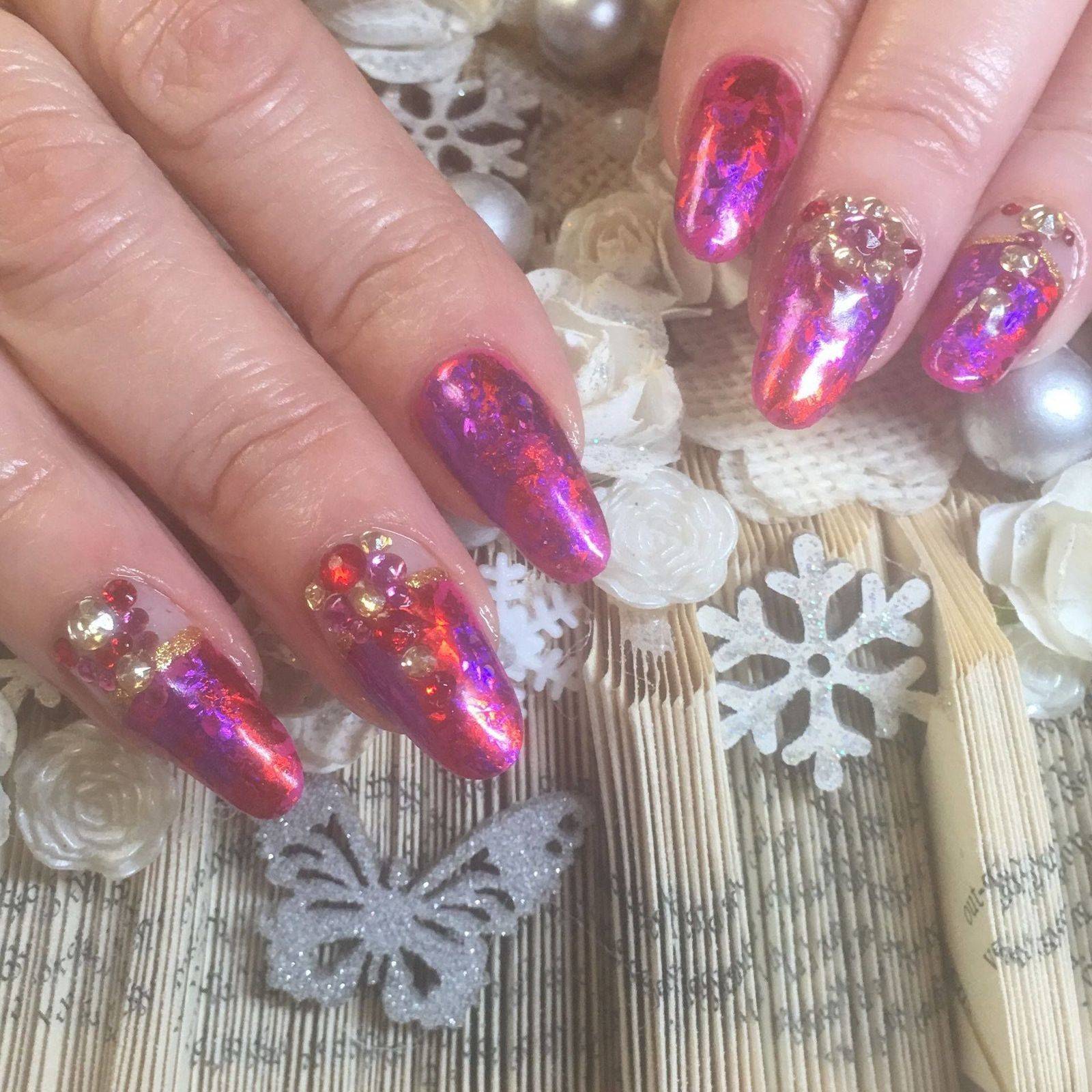 Ooooh crazy @Gelish and foil design using @NailHarmonyUk and @swarovski getting the festive season ready.