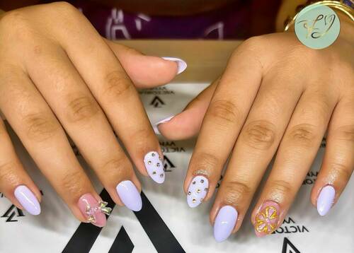 Capsule américaine d’une élégante couleur lilas 💅 sublimée par une délicate fleur 3D et un bijoux en forme de noeud 🎀. By Jade 🤍