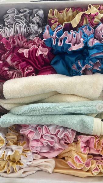 Bonnets en satin & Serviettes en micro-fibre