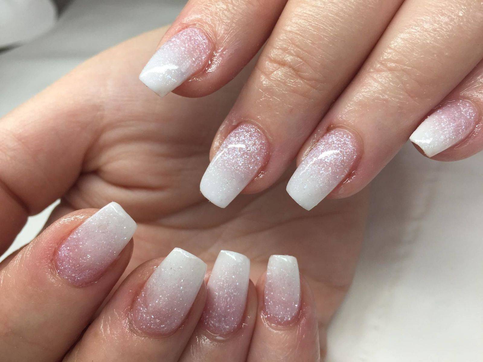 Pink and white glitter fade... beautiful. ☀️