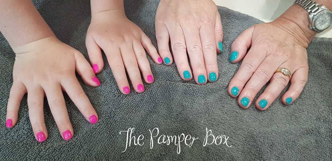 These mother and daughter holiday nails were ssooo cute Matching hands and feet 