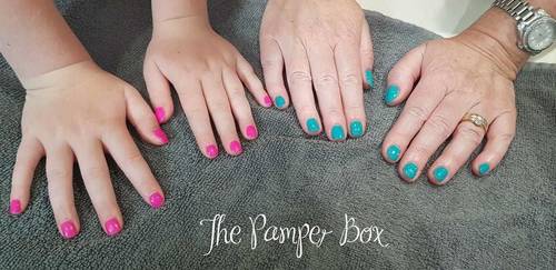 These mother and daughter holiday nails were ssooo cute Matching hands and feet 