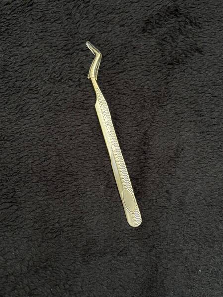 Pince à extensions de cils doré 