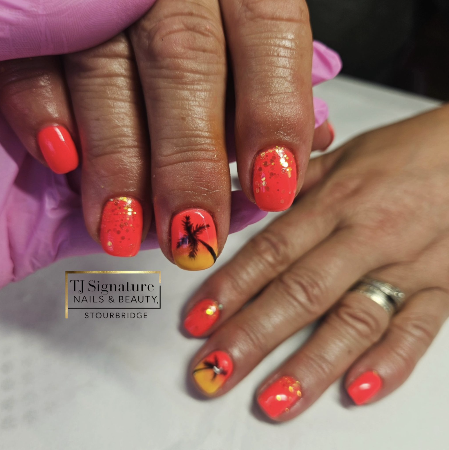 Tropical nails for a tropical state of mind 🌴 🧡