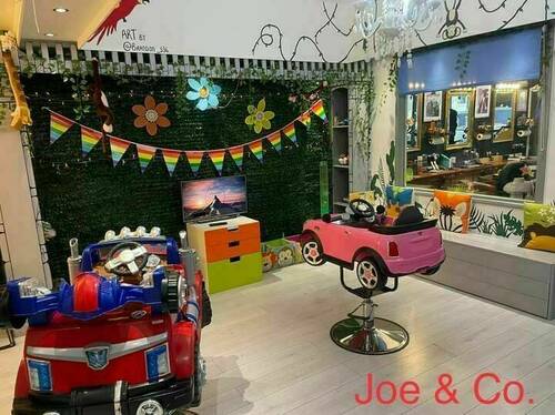 Child friendly seating in Joe and Co