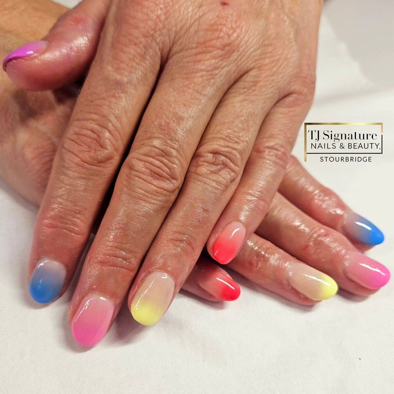 💅 Tropical ombré vibes 🌈✨ Created using the Gelish Solid Cream Gel Palette – bright, fun & summer-ready!