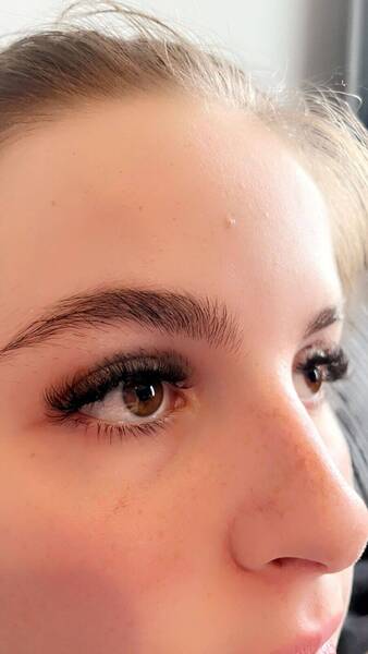 Elegant face framing lash set 