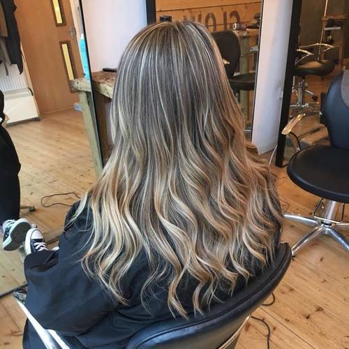 Highlights 

#highlights #newhair #longhair #blonde #olaplex #matrixcolour #morrocanoil #salon #colourist #felixstowe #suffolk #hairfashion @helzpreston