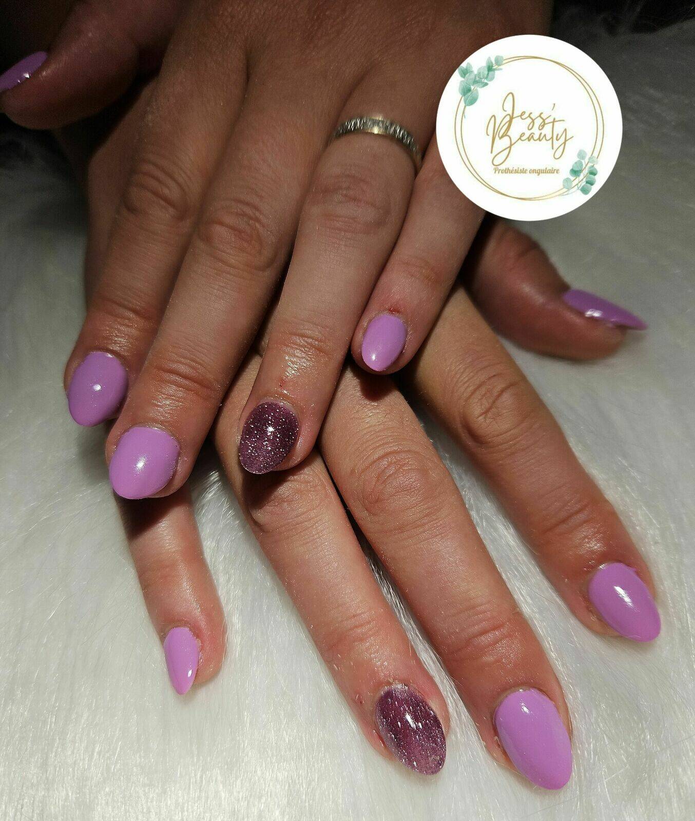 Gainage sur ongles naturels avec vernis semi-permanent 