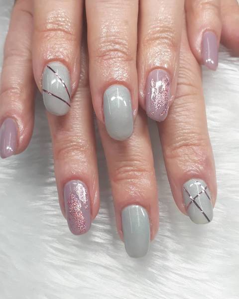 Bohemian Rose & Grey Denim ManiQ Gel Polish go so well together.  Rose gold foil & striping tape completed the look 🤩