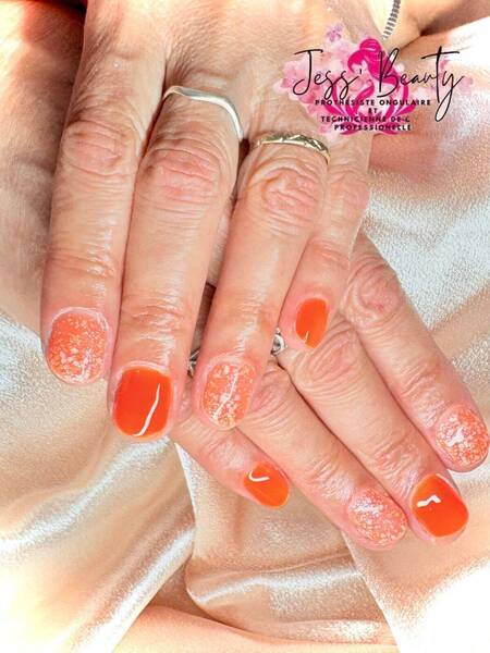 Vernis semis-permanent sur ongles naturels 