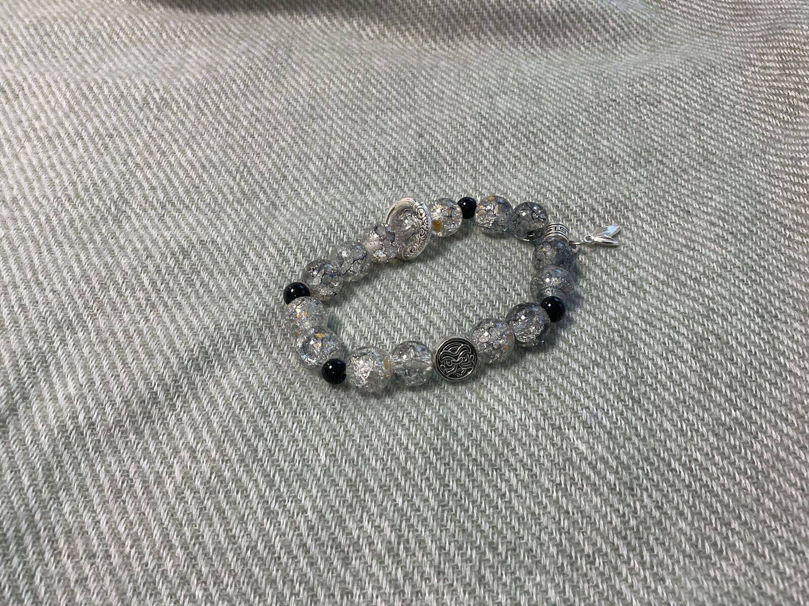Bracelet perle de verre gris avec ornement argenté 