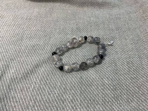 Bracelet perle de verre gris avec ornement argenté 