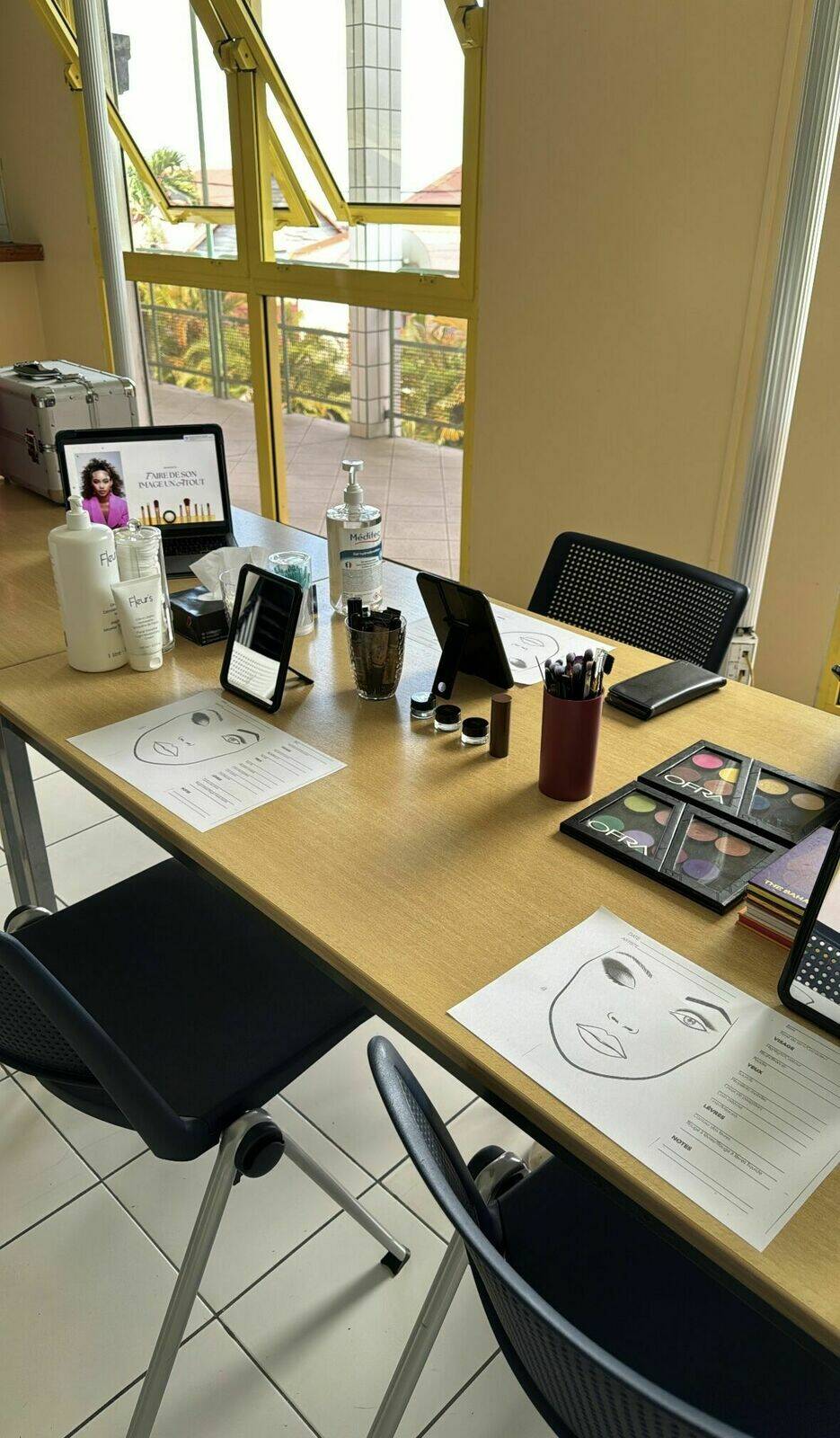 Glow Up - Apprenez à sublimer votre beauté naturelle grâce à nos cours d'auto-maquillage (En solo, duo, groupe...)