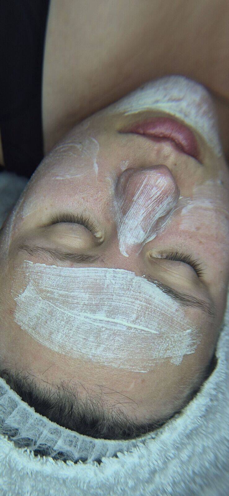 Vor dem Ausreinigen ist es empfehlenswert die Maske L aufzutragen und einwirken zu lassen, so lassen sich Mitessen viel leichter entfernen ☝️