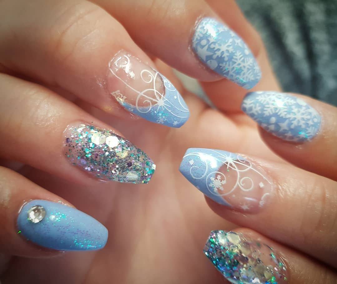 Festive icey blue!!❄☃️ #christmasgelnails #christmasnails2018 #christmasincornwall #cornwallife #cornwall #nailporn #nailswag #nailsinspo #instanails #instadaily #instalike