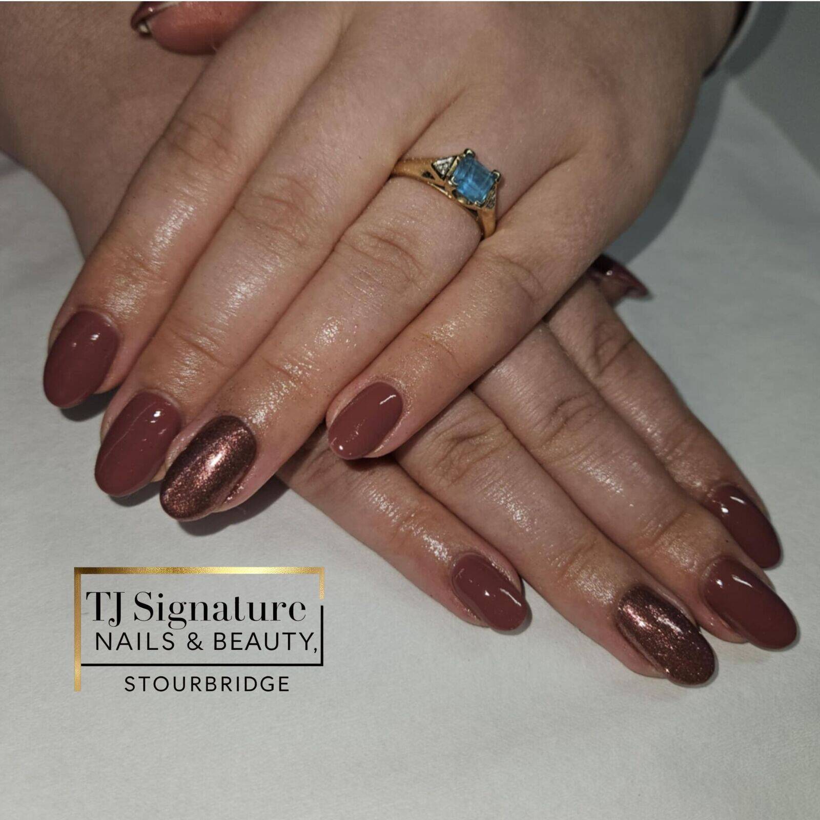 Rich and classy — this set pairs a warm mocha brown with a shimmering bronze accent nail for a look that’s perfect for any season. ✨🤎