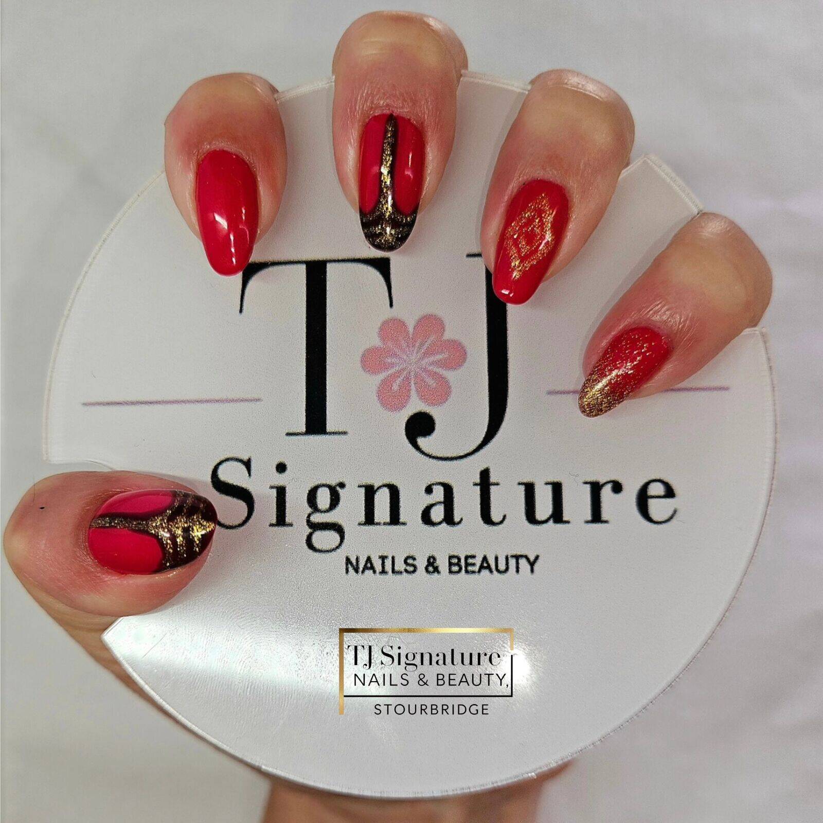 Channeling those rich 20s vibes! 🥂 Bold, beautiful, and absolutely owning it. Using gelish 'prettier in pink'