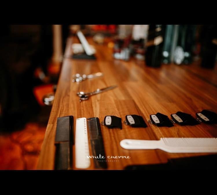 Black dog barbers open 10-6 for some mid week madness, tunes are banging and the fades and frightening  #blackdogbarbers #blackdog #barberlife #barbershopconnect #edinburgh #ysparkcombs