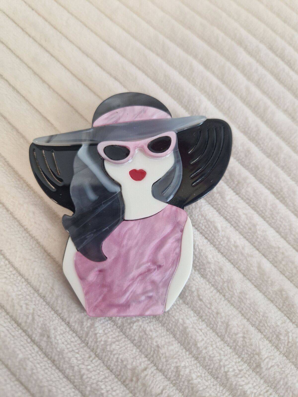 Broche Femme Chapeau / Lunettes rose