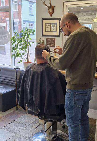 Rob's giving a much needed trim up 👌💈. 